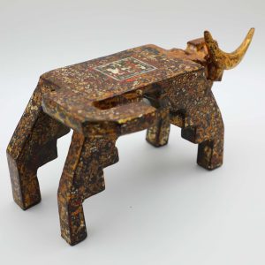 Họa Sĩ: Nguyễn Tấn Phát Chất Liệu: Sơn mài trên gỗ Kích Thước: 33cm (Dài) x 16cm (Rộng) x 15.5cm (Cao) Trọng Lượng: 9100g