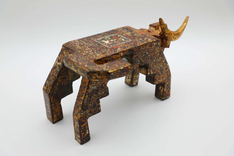 Họa Sĩ: Nguyễn Tấn Phát Chất Liệu: Sơn mài trên gỗ Kích Thước: 33cm (Dài) x 16cm (Rộng) x 15.5cm (Cao) Trọng Lượng: 9100g