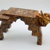 Họa Sĩ: Nguyễn Tấn Phát Chất Liệu: Sơn mài trên gỗ Kích Thước: 33cm (Dài) x 16cm (Rộng) x 15.5cm (Cao) Trọng Lượng: 9100g