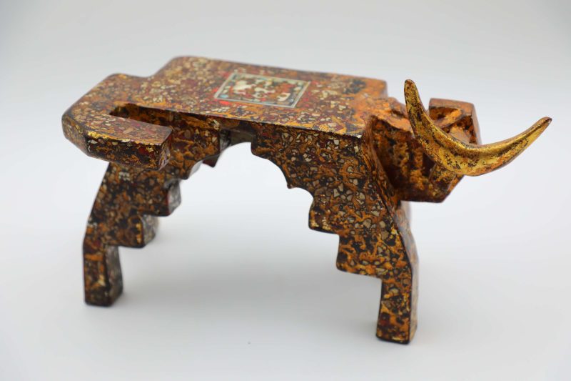 Họa Sĩ: Nguyễn Tấn Phát Chất Liệu: Sơn mài trên gỗ Kích Thước: 33cm (Dài) x 16cm (Rộng) x 15.5cm (Cao) Trọng Lượng: 9100g