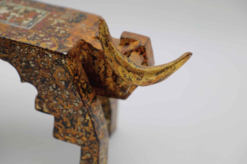 Họa Sĩ: Nguyễn Tấn Phát Chất Liệu: Sơn mài trên gỗ Kích Thước: 33cm (Dài) x 16cm (Rộng) x 15.5cm (Cao) Trọng Lượng: 9100g