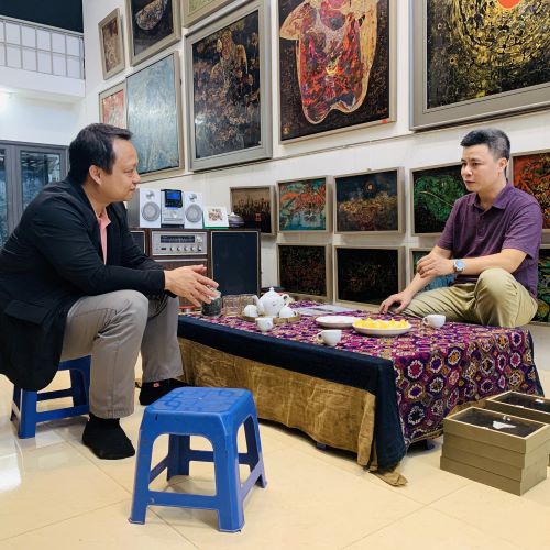 Chủ phòng tranh Nguyên Art Gallery và họa sĩ Triệu Khắc Tiến