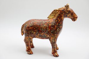 Hồng Mã - Tượng sơn mài bởi họa sĩ Nguyễn Tấn Phát